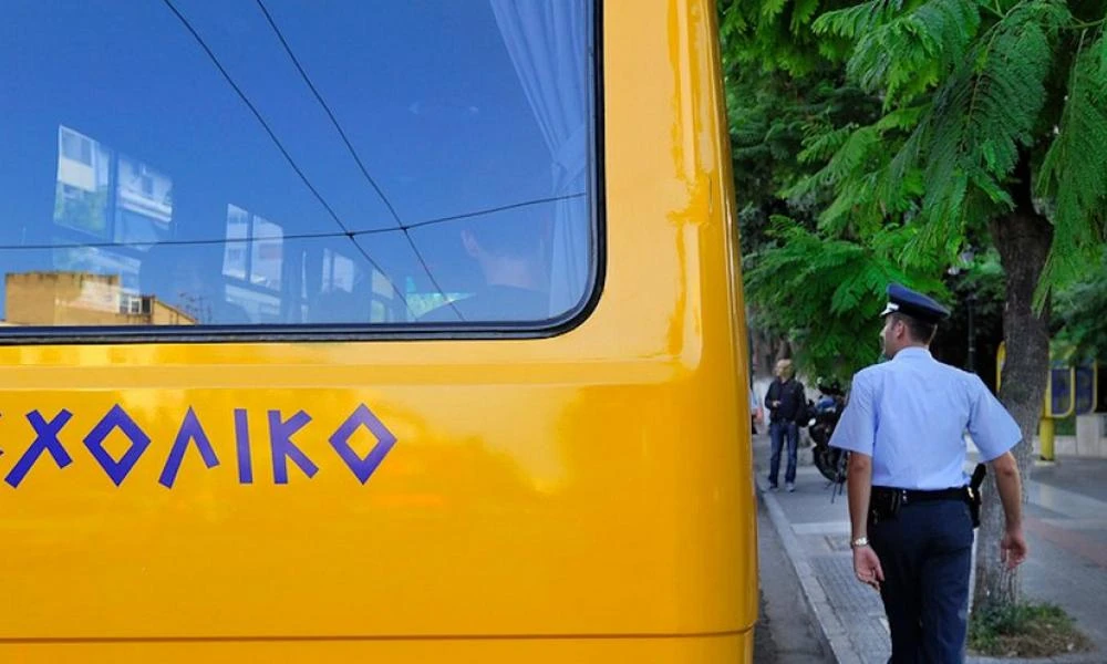 Σύγκρουση σχολικού λεωφορείου με ΙΧ στον Πειραιά